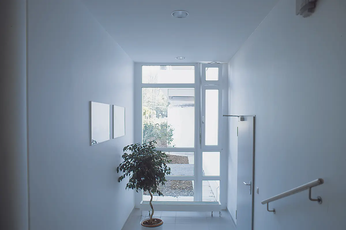 El vapor de la casa condensa en la superficie más fría que encuentra. En una vivienda antigua esa superficie es el cristal, el marco metálico o el dintel del cajón de persiana.