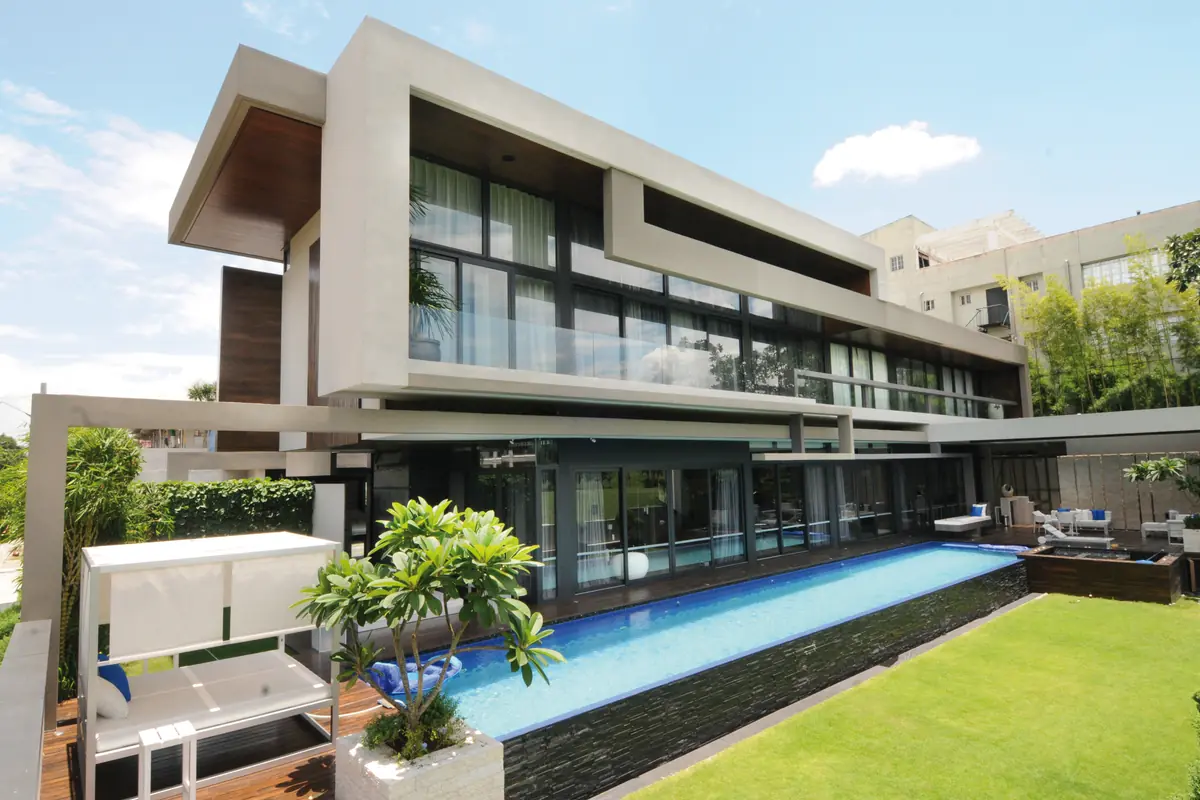 Vivienda de obra nueva con grandes superficies acristaladas. Es el contexto donde el estándar tiene sentido: se decide en proyecto, no en una reforma.
