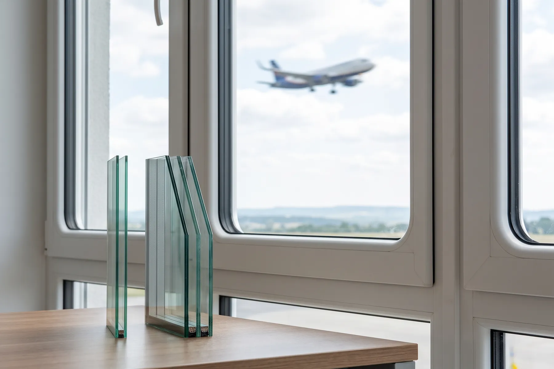 Doble acristalamiento estándar frente a laminado acústico, vistos de canto. En la fachada que da a los aviones, el estándar no aísla como se espera.