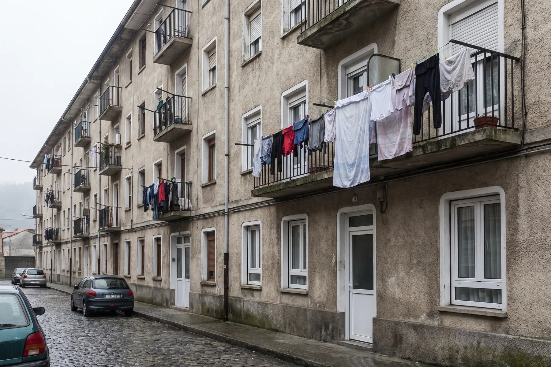 Bloques de vivienda obrera con huecos pequeños en muros de carga. Aquí el gran formato es raro, y ampliar un hueco es una obra estructural, no un cambio de ventana.