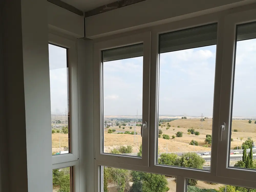Ventana de aluminio antigua antes de la sustitución, con el marco deteriorado